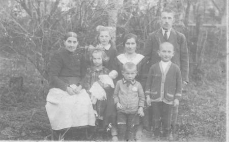 Marianna Mistygacz zd. Matyja i jej syn Szczepan z rodzina 