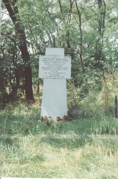 Pomnik na grobie zamordowanych we wrzesniu 39 r. mieszkancow Trebaczewa