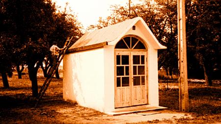 Nowa kapliczka, zbudowana w 1992r. pzed domem B.Posmyka